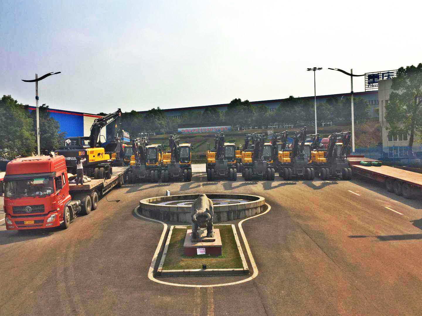 瑞犬納福催奮進(jìn)，勤牛喜迎開門紅