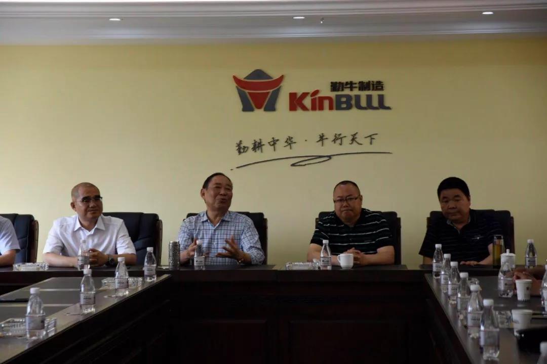 熱烈歡迎南京輪挖協(xié)會考察團走進勤牛參觀交流